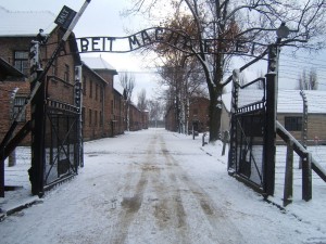 800px-Auschwitz_I_entrance_snow