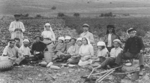 Second_aliyah_Pioneers_in_Migdal_1912_in_kuffiyeh