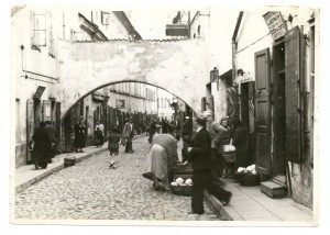 Vilna, c. 1920. Peddlers under the arch on Jatkowa Street in the Jewish quarter. 